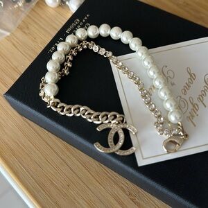 Vintage pearl bracelet has a combination of one pearl and one rhinestone
